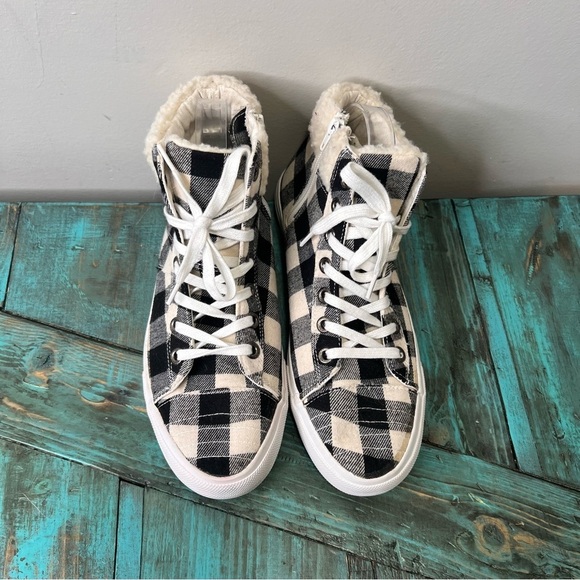 Tommy Bahama Black & White Plaid High Top Sneakers with Sherpa Size 10 - Picture 3 of 10
